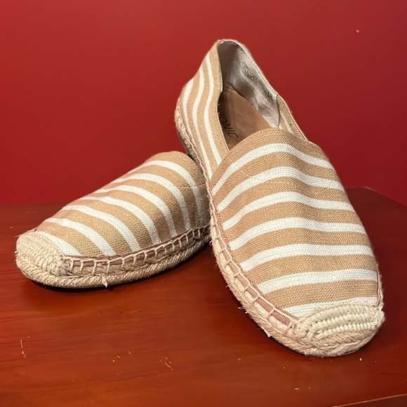 Vionic Shoes - EUC Vionic canvas stripped Espadrilles shoes